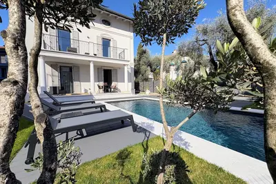 Image de At 5 min from the center Three-room apartment with large balcony and swimming pool