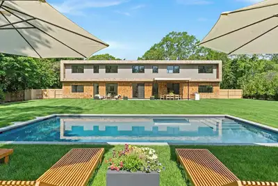 Image de Refined Coastal Living with Resort-Style Amenities in East Hampton