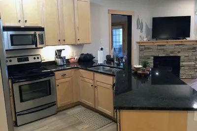 Image de Lakefront 2br/2ba Condo at Northernaire Resort – Scenic Views & Modern Comfort!
