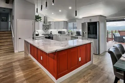 Image de Stunning Views w Chef’s Kitchen | Modern Luxe