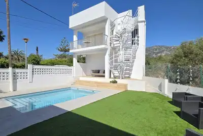 Family villa in Alcanar Playa with swimming pool, chill out and barbecue.