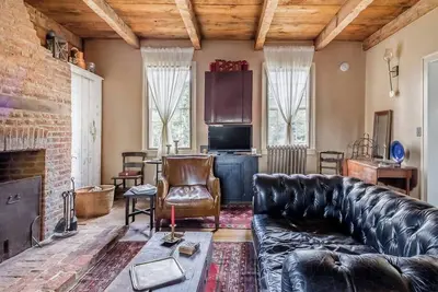 Image de Explore the Woodland Areas at Circa 1804 Farmhouse