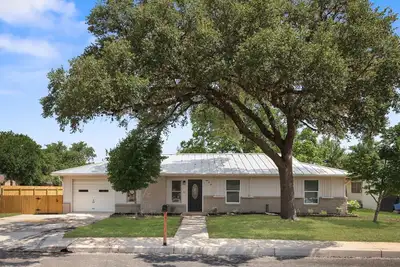 Image de New remodeled Charming Home. 3-bedroom/2 full bath close to downtown Boerne.