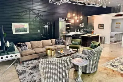 Image de Deluxe Aircraft Hangar Mid-Mod Design Next to Smoky Mountains!