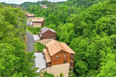 Image de Side by Side Cabins - Sleeps 48 - Close to Pigeon Forge - Indoor Pools and Games
