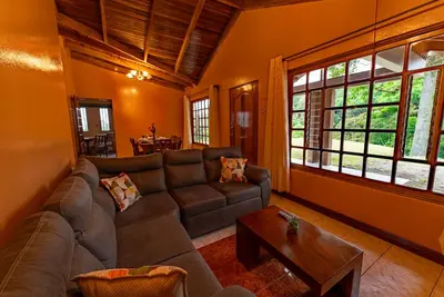 Mountain retreat with virgin forest views, ideal for rest or remote work