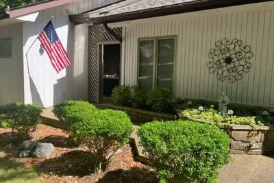 Image de Beautiful townhome with large, sunny atrium and back deck. Sleeps\n6.