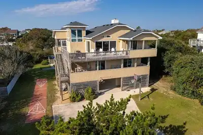 New Listing! 3 Mins to Beach, Pool, Shuffleboard!