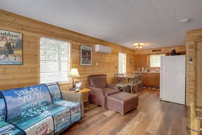 Image de 1 Mi to Greers Ferry Lake: Cabin w/ Pool Access