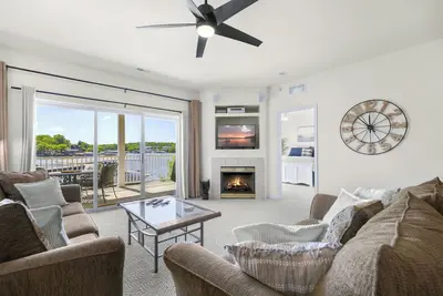 Image de Fountainview Condo w/ Luxury Master, Waterfall Pool, 32' Boat Dock, By Dog Days!