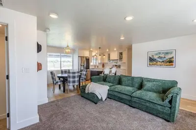 Image de Charming 4 Bed 3. 5 Bath Ranch Style Rental on 1 acre - 2. 5 miles to Freeway