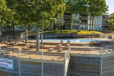 Image de Beautiful condo with spectacular water view overlooking lakeside pool and deck.
