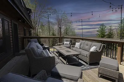 Image de Edelweiss Haus: Cozy Renovated Mountain Retreat - Hot Tub & Dual Outdoor Decks