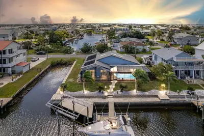Image de Waterfront, pool home in beautiful Hernando Beach! Minutes to Weeki Wachee River