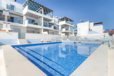 Image de Appartement \"Numar Beach Residence\" avec piscine partagée, Wi-Fi et climatisation