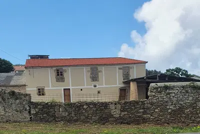 Image de As Roeles CaiĂłn Farm. House ideal for families, beach at 2. 5 km. 4 bedrooms