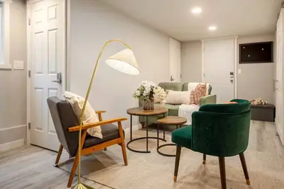 Image de Cozy and Bright Renovated 2b Lower (private entry)
