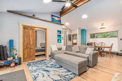 Image de Amazing 1 Acre Lakefront 3b/2b Apt w/Access to 4 Lakes, peaceful, boats galore!