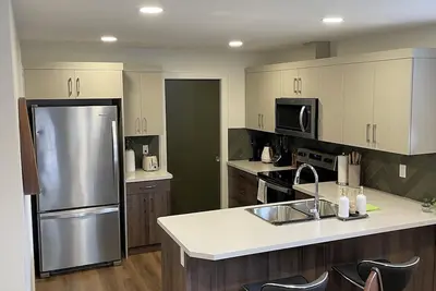 Image de Walkout full separate 2br 1Bath 3 queen beds suite. Separate entrance. Laundry.