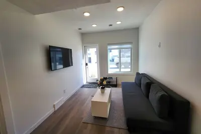 Image de Very bright walkout basement Close to Mountains