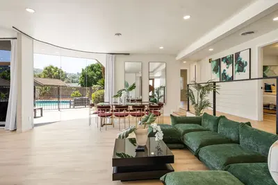 Image de Merced | Modern pool, 13 mi to Disney, sleeps 12