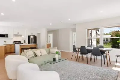 Image de Ostrom · Modern heated pool&spa + 5 mi to beach