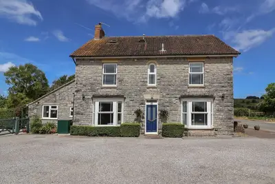 Metcalfe House, pet friendly, with open fire in Compton Dundon