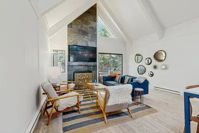 Image de Cozy family-friendly condo with foosball, loft, deck, fireplace & skiing nearby