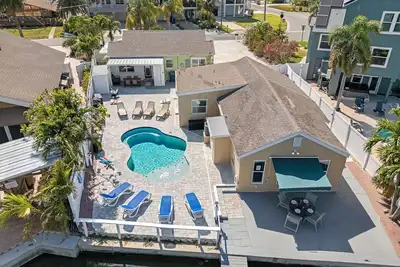 Image de Irb Oasis: 2 homes, Heated Salt Pool, Waterfront, Sleeps 14