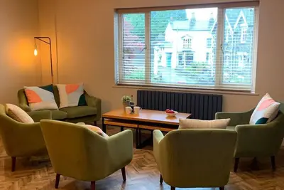Image de Apple Tree - Central Bowness with Free Parking