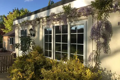 Image de October House Holiday Cabin, pet friendly, with a garden in Damerham