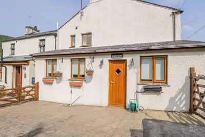 2 Bens Row, pet friendly, character holiday cottage in Backbarrow
