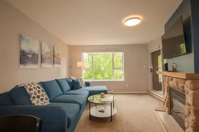 Image de 2br  | Deer Lodge | Epic Location | Private Covered Patio | Free Parking