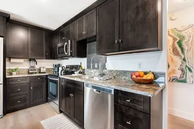 Image de Downtown condo with a view and hot tub access