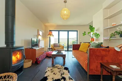 Kent Downs Cottage, pet friendly, with a garden in Chartham