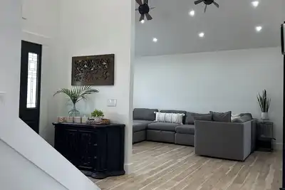 Image de Spacious 5-bedroom Pool house walking distance to Beach! In Amazing Seminole