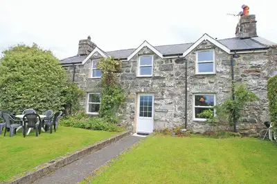 Image de The Farmhouse, pet friendly, country holiday cottage in Llanbedr