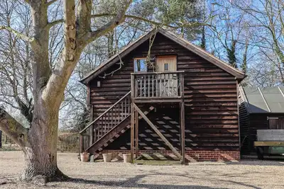 Image de Woodland Retreat Lodge, pet friendly, with a garden in Laxfield