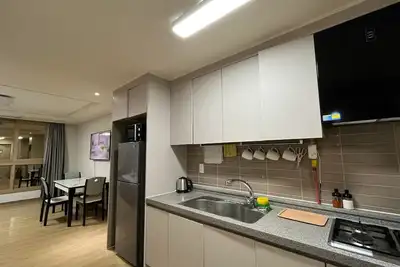 Image de Spacious Room + King Bed Size w/ Full Kitchen & Full size Bathroom