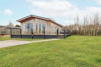 6 Meadow Retreat, character holiday cottage, with hot tub in Dobwalls