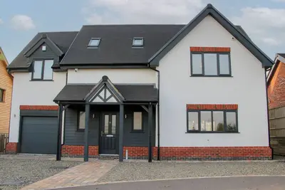 Leys Retreat, pet friendly, with hot tub in Bishop's Castle