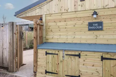 Image de The Parlour, romantic, with hot tub in Hatton, Derbyshire