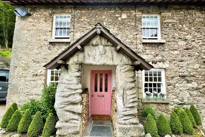 Pear Tree Cottage, pet friendly, with open fire in Grange-Over-Sands