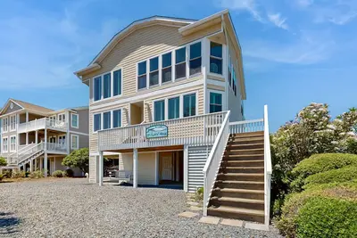Image de Dog-friendly marsh view home with large deck, close to beach access