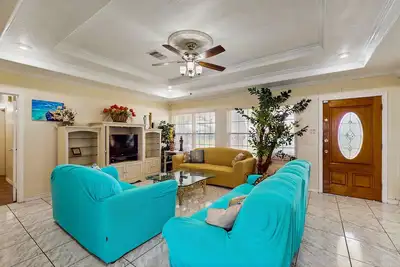 Image de Dog-friendly home with two living rooms - near beaches, shopping & dining