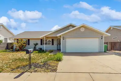 Image de Charming home w/ large yard & fire pit - close to lakes, parks, trails, downtown