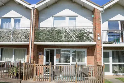 98 Waterside Park, pet friendly, country holiday cottage in Corton