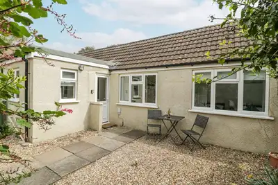Spring Cottage, pet friendly, with a garden in Brockworth