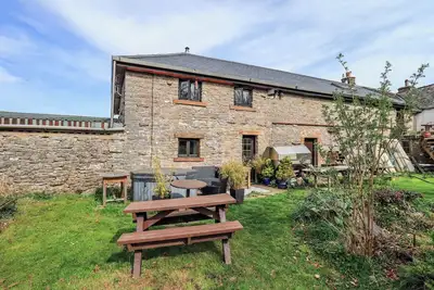 Howdy Barn, pet friendly, with hot tub in Great Strickland