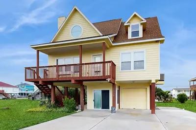 Image de Vibrant beach house with 4 patios and views of the bay - steps to sand